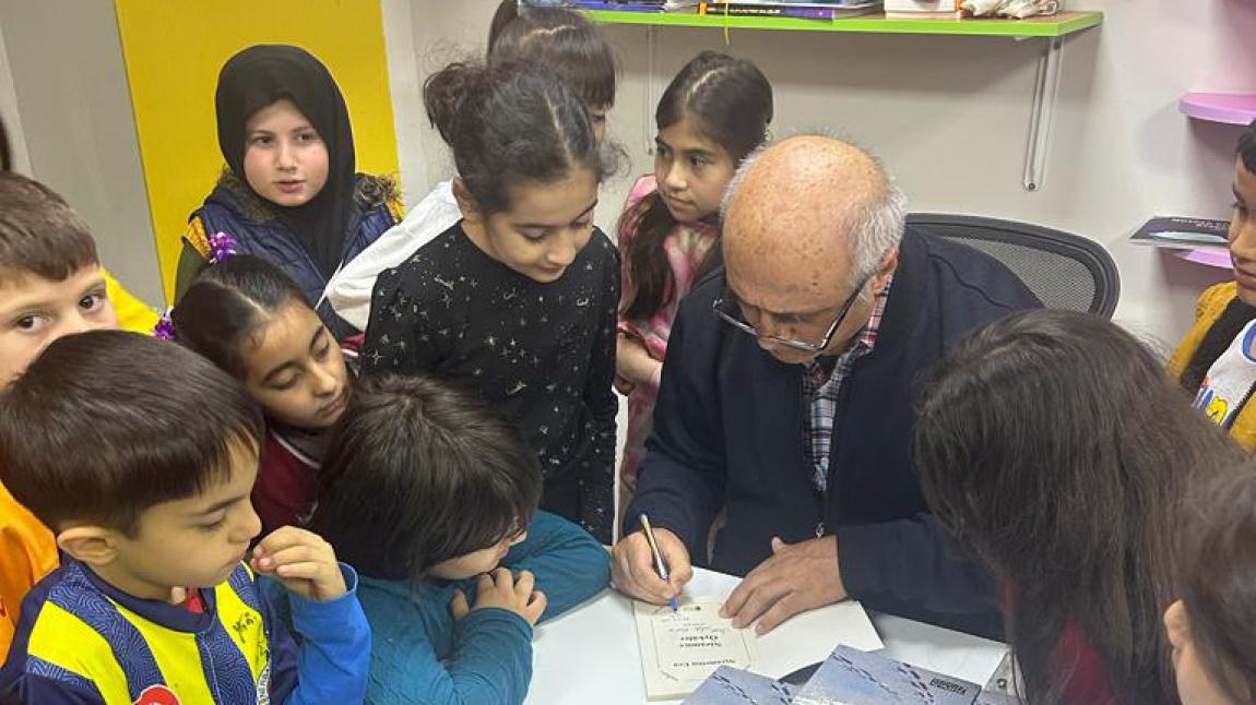Yazar Nizamettin Uca ve Psikolog Erkan Taşdemir 3/C sınıfının davetlisi olarak çocuklarla birlikte vakit geçirdiler. 